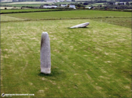 Le menhir de Kergadiou sur la commune de Plourin dans le Finistère