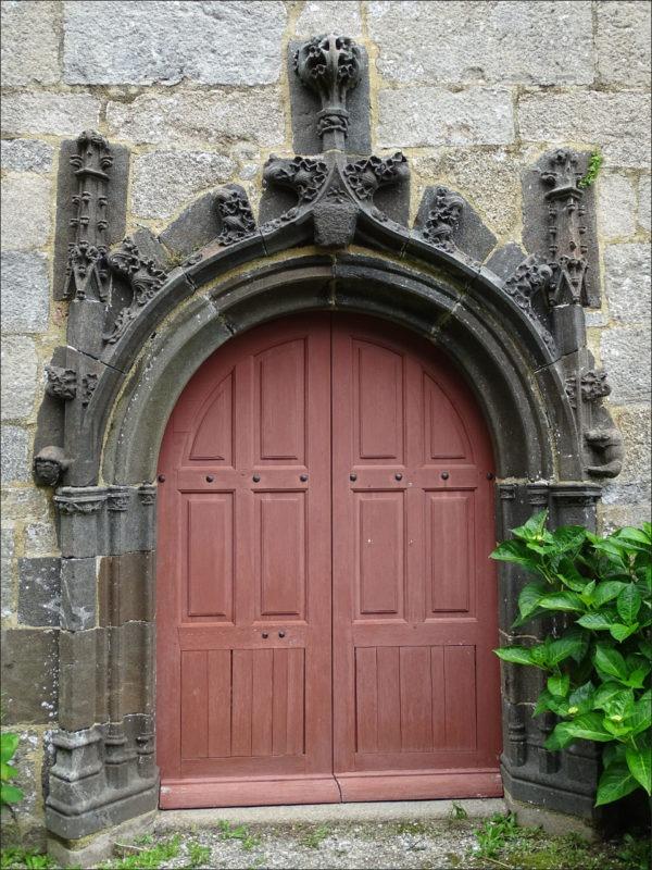Porte en pierre de kersanton de la chapelle de Kersaint.