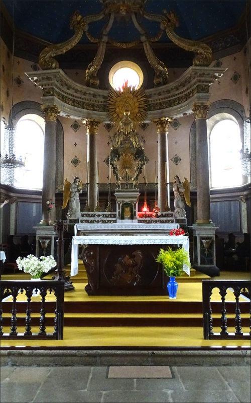 Le chœur de l'église Saint-Pierre de Ploumoguer.