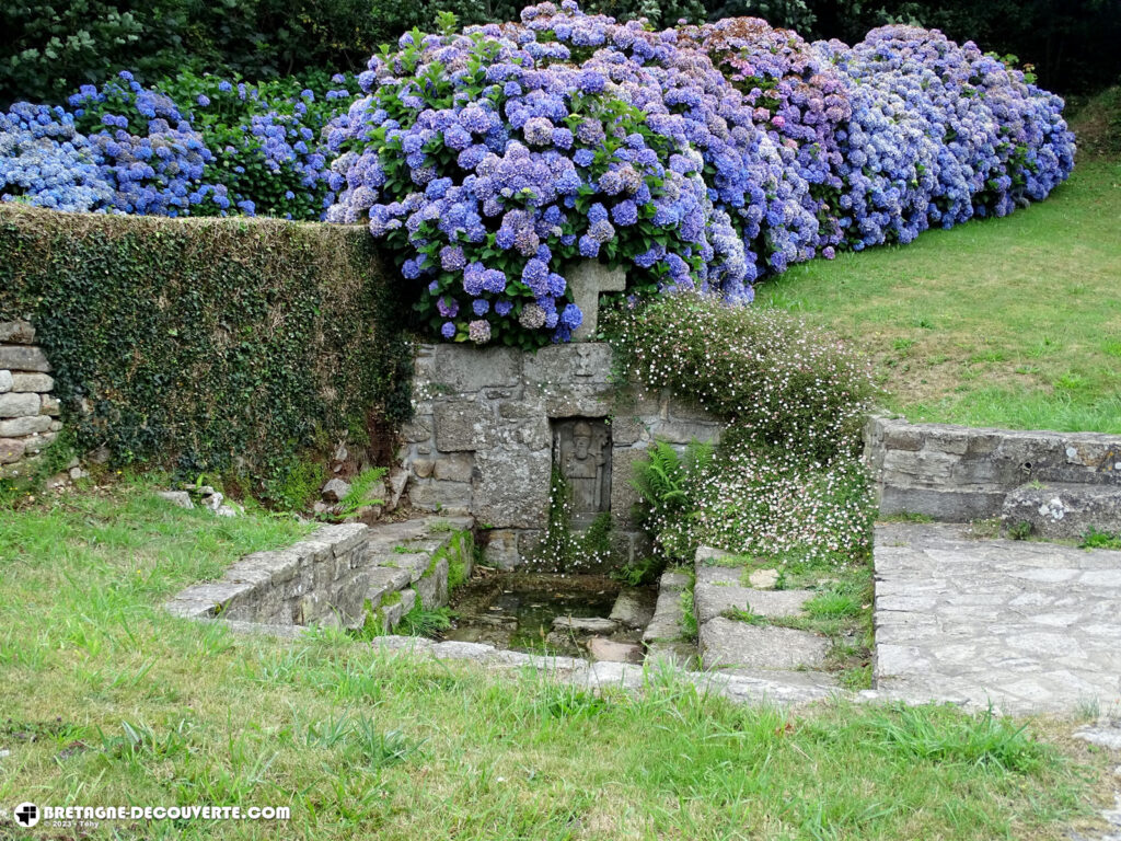 La fontaine de l'église de Lamber à Ploumoguer.