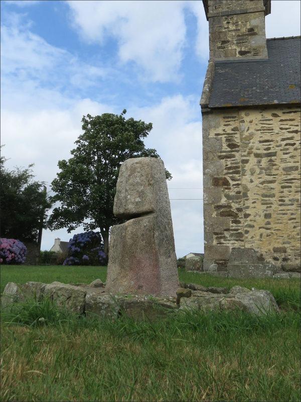 La Pierre du dragon à la chapelle de Landouzen au Drennec.