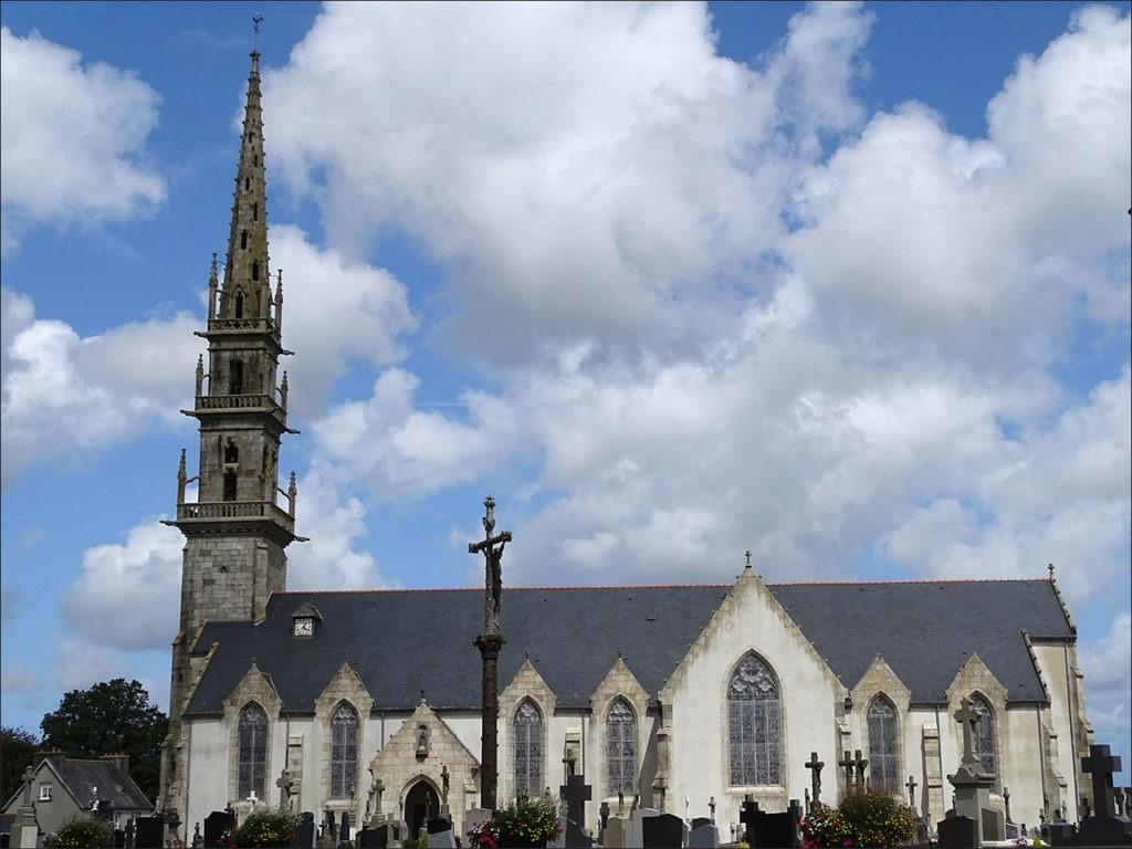 L'église Saint-Yves de Ploudaniel dans le Finistère.