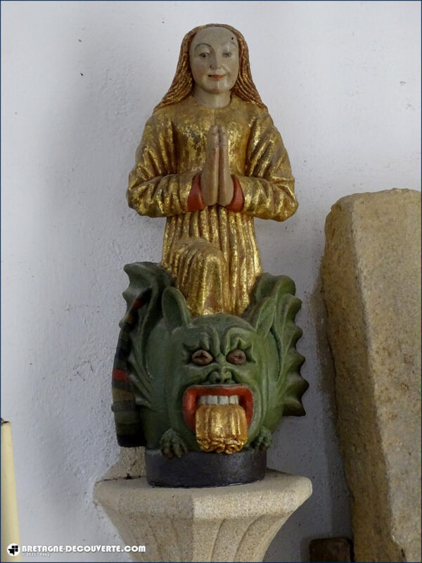 Statue de sainte Marguerite dans l'église de Tréflévénez.