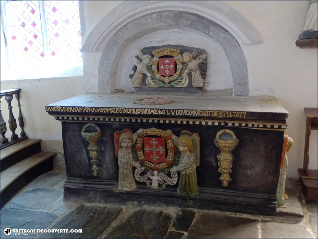 Tombeau dans l'église Saint-Pierre de Tréflévénez.