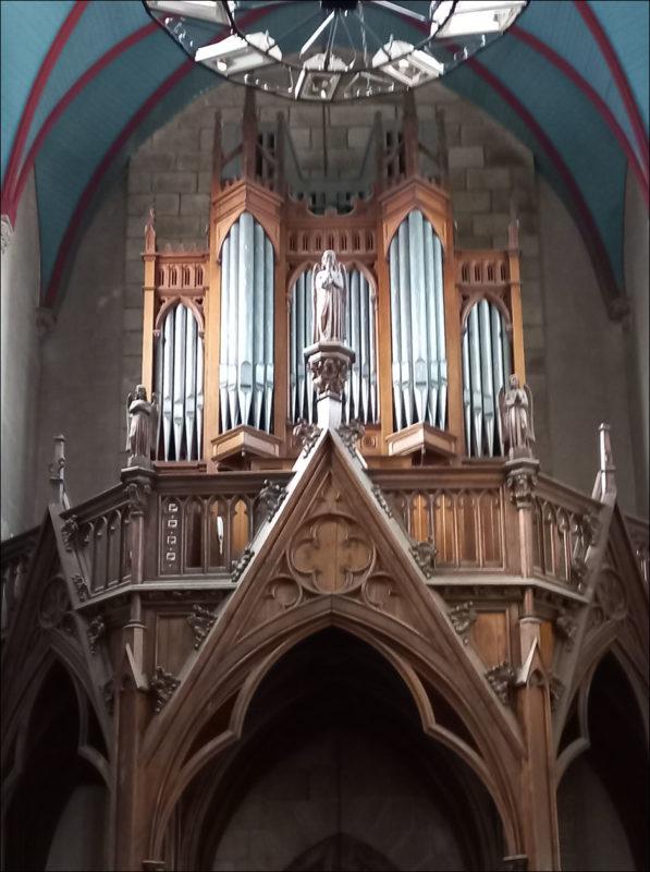 L'orgue et la tribune de l'église de Plouescat.