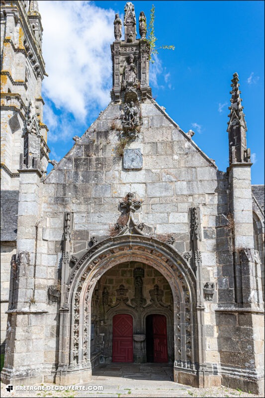 Le porche de l'église Notre-Dame de Lampaul-Guimiliau.