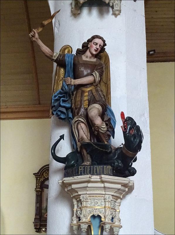 Statue de saint Michel dans l'église de Brasparts.