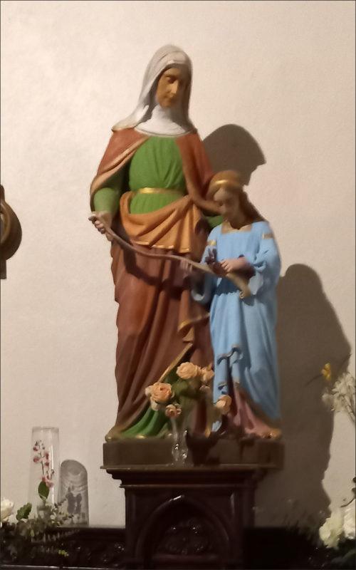 Statue de sainte Anne dans l'église Sainte-Anne de Lanvéoc.