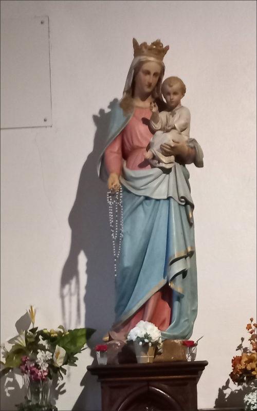 Statue de la Vierge à l'Enfant dans l'église Sainte-Anne de Lanvéoc.