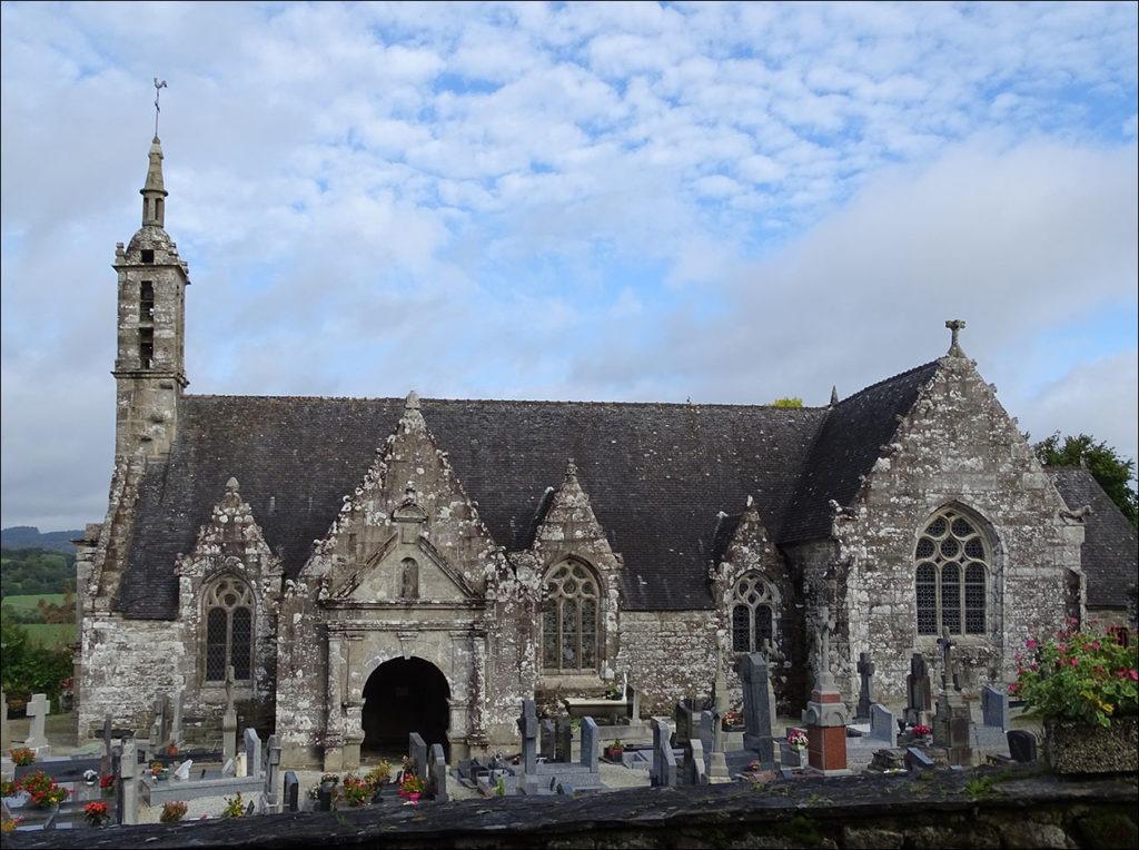 L'église Saint-Édern de Lannédern dans le Finistère.