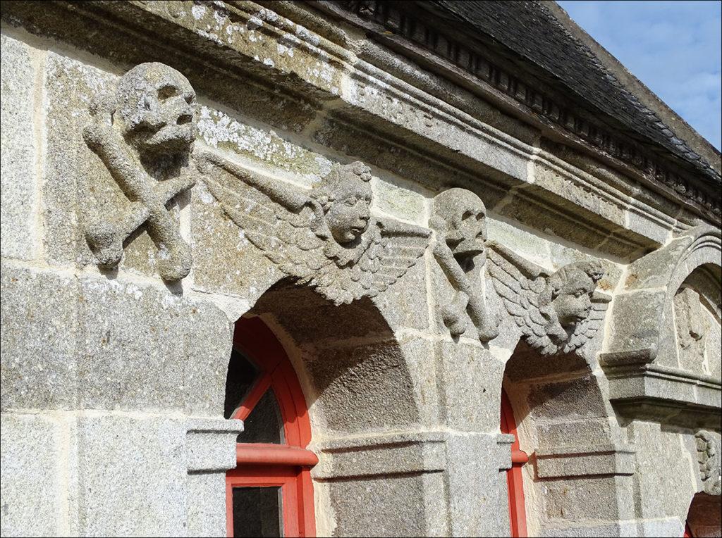 Détail de l'ossuaire dans l'enclos paroissial de l'église de Lannédern.