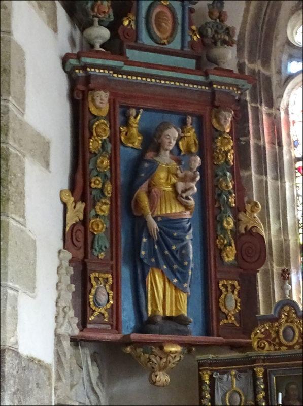 Statue de la Vierge à l'Enfant dans l'église de Lannédern.