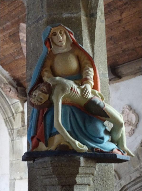 Statue de la Vierge de pitié dans l'église de Lannédern.