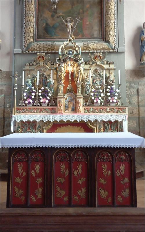 Le maître-autel de l'église de Sainte-Sève.