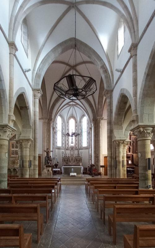 La nef de l'église Saint-Maudez d'Henvic.