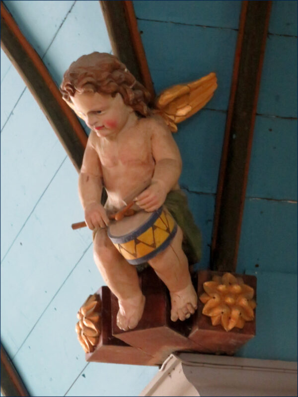 Statue d'ange musicien dans l'église Notre-Dame de Brélès.