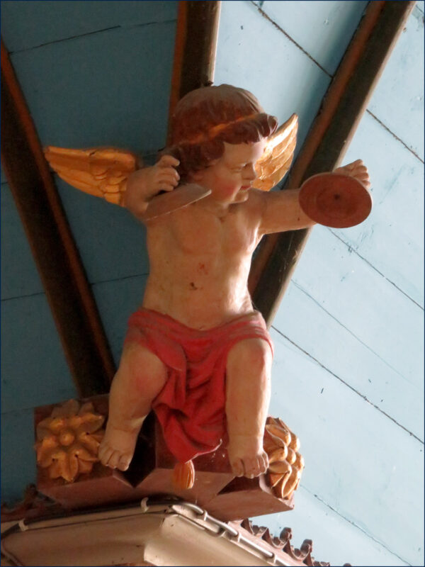 Statue d'ange musicien dans l'église Notre-Dame de Brélès.