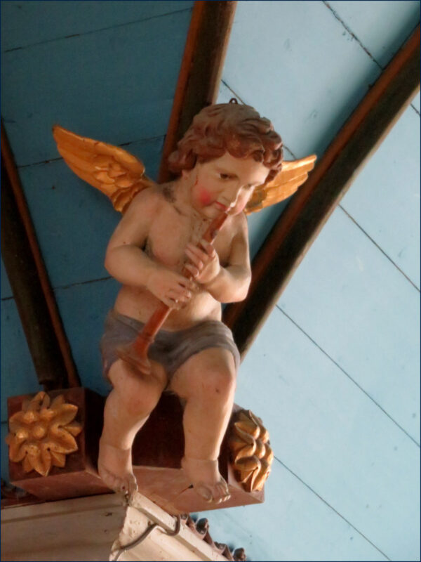 Statue d'ange musicien dans l'église Notre-Dame de Brélès.