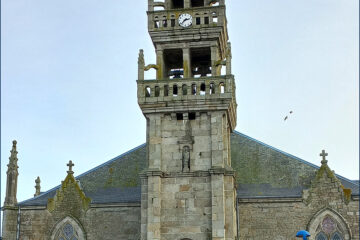 L'église Saint-Pierre-et-Saint-Paul de Cléder dans le Finistère.