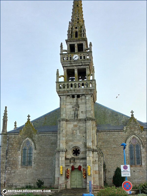 L'église Saint-Pierre-et-Saint-Paul de Cléder dans le Finistère.