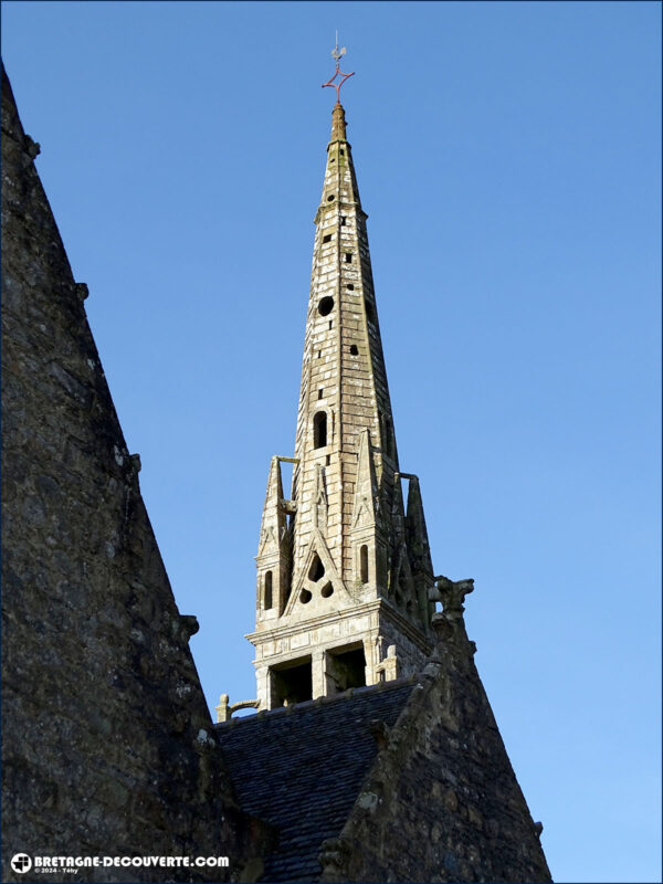 Le clocher de l'église Sainte-Nonne de Dirinon.
