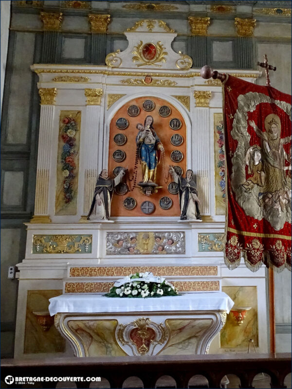 Le retable du Rosaire de l'église de Dirinon.