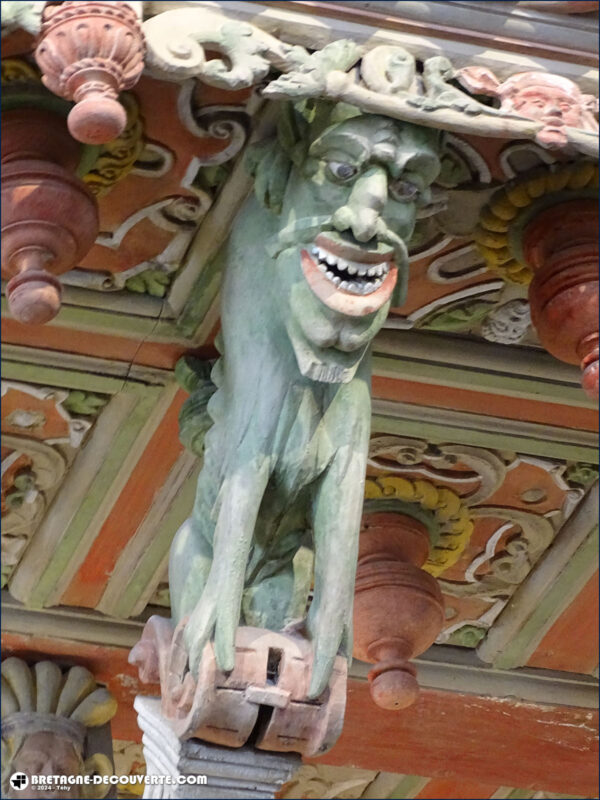 La gorgone du jubé de l'église de La Roche-Maurice.