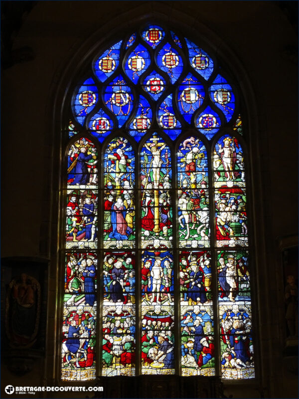 Le vitrail de la Passion dans l'église de La Roche-Maurice.
