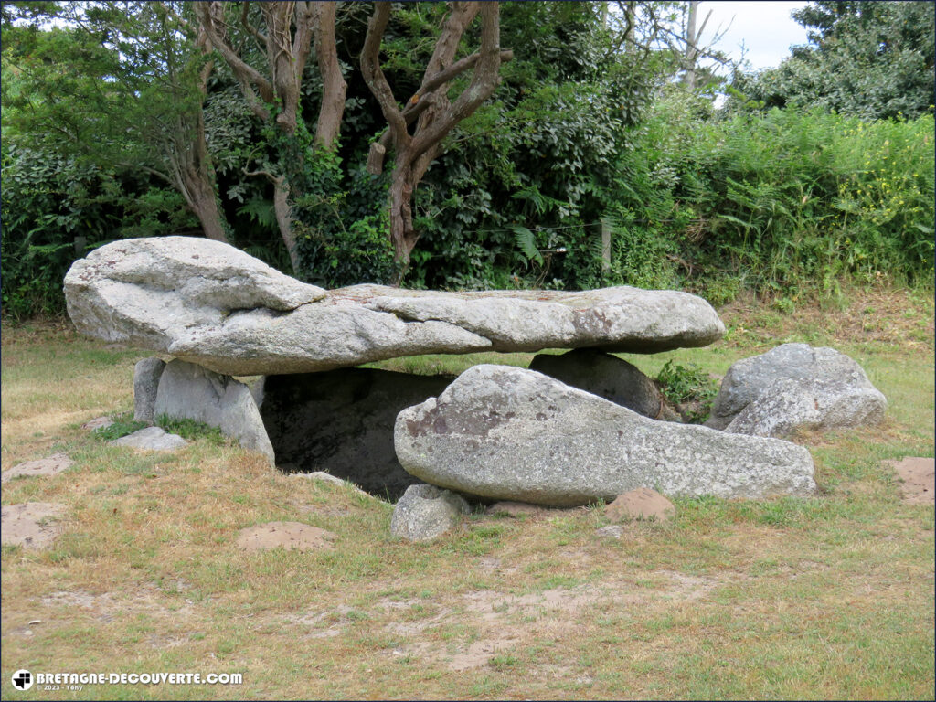 Le dolmen de Saint-Gonvel à Landunvez.