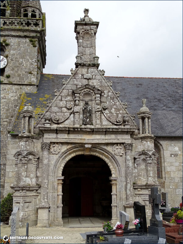 Le porche de l'église Saint-Herve de Lanhouarneau.