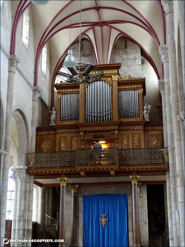 Orgue de l'église de Lannilis.