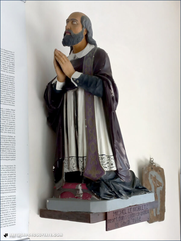 La statue de Michel De Nobletz dans la chapelle Notre-Dame.