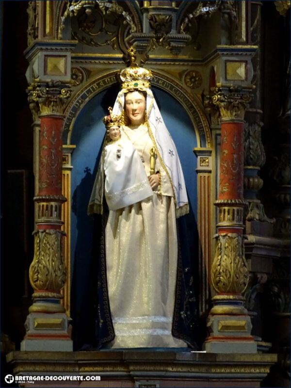 Statue de Notre-Dame de Rumengol au Faou.