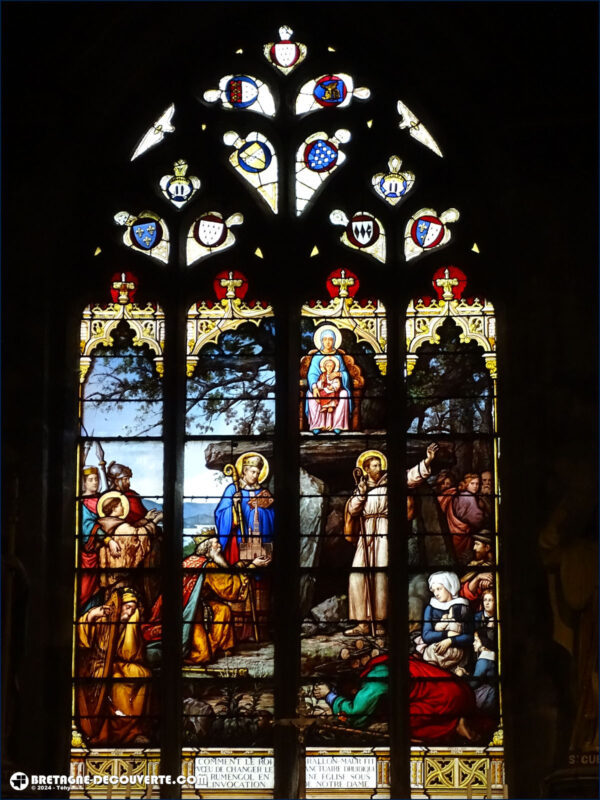 Vitrail de l'intronisation de la Vierge dans l'église Notre-Dame de Rumengol.