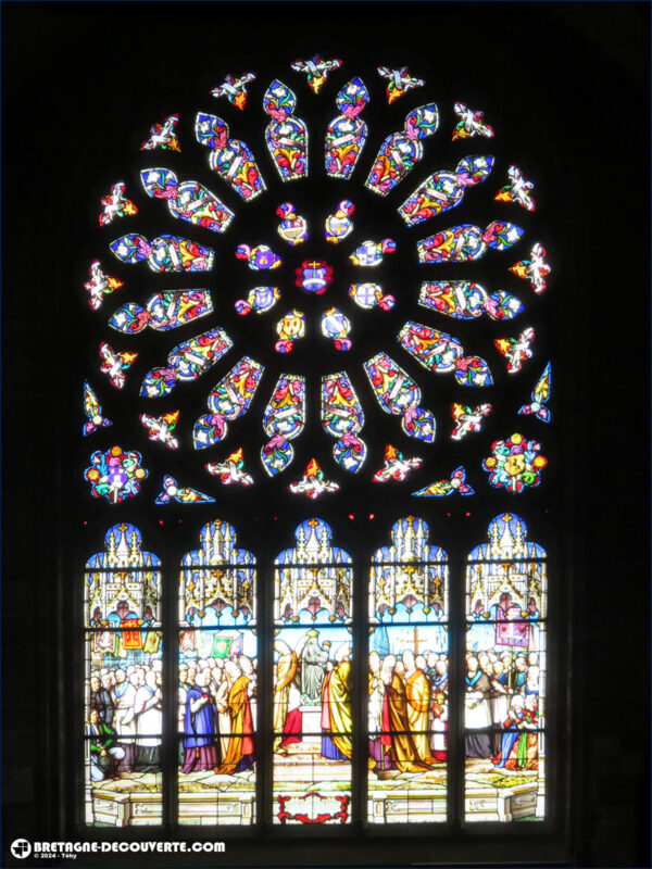 Vitrail du couronnement de la basilique Notre-Dame du Folgoët.