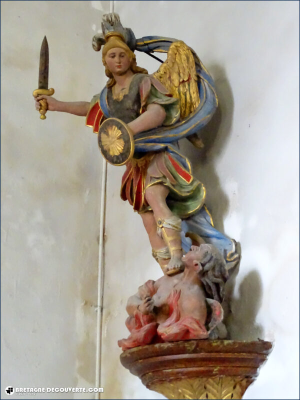 Statue de saint Michel dans l'église de Locmaria-Plouzané.