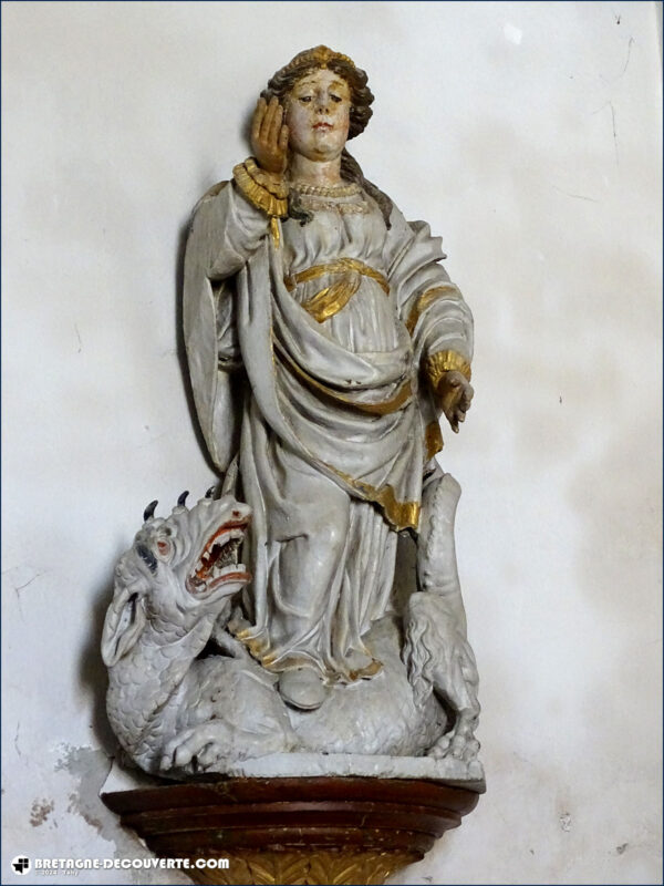 Statue de sainte Marguerite dans l'église de Locmaria-Plouzané.