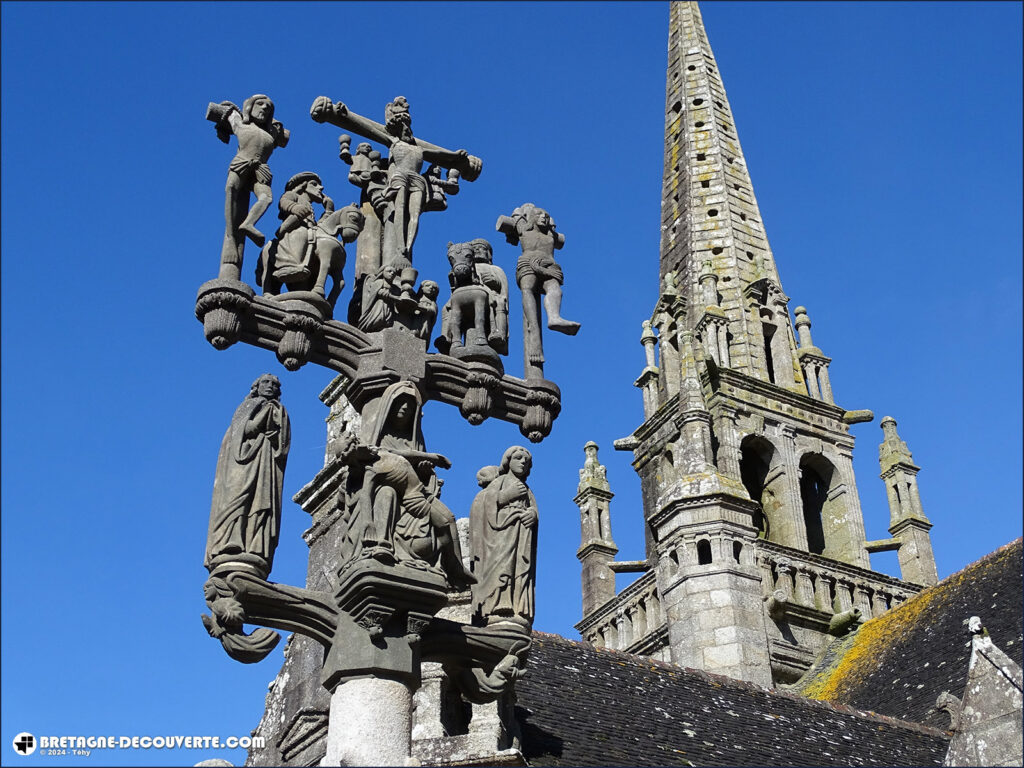 Le calvaire de l'église de Locmélar.