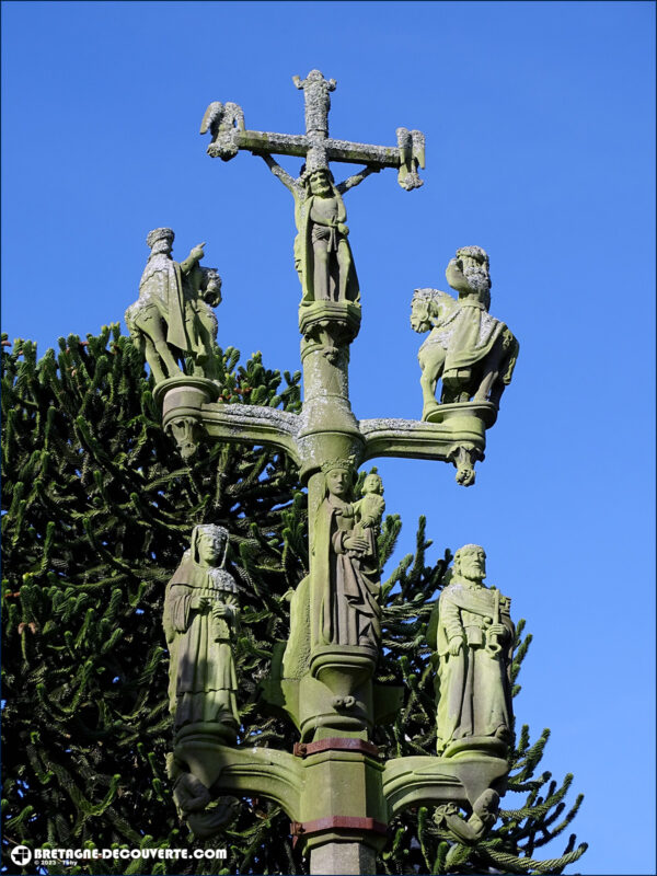 Le calvaire dans le cimetière de l'église de Pencran.