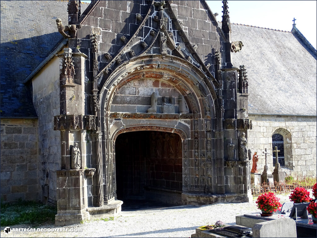 Porche de l'église Notre-Dame de Pencran.