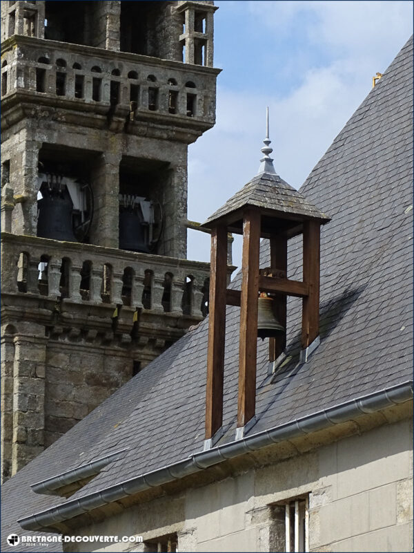 La cloche de la sacristie à l'église de Plabennec.
