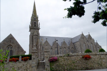 L'église Saint-Arzel de Plouarzel dans le Finistère.