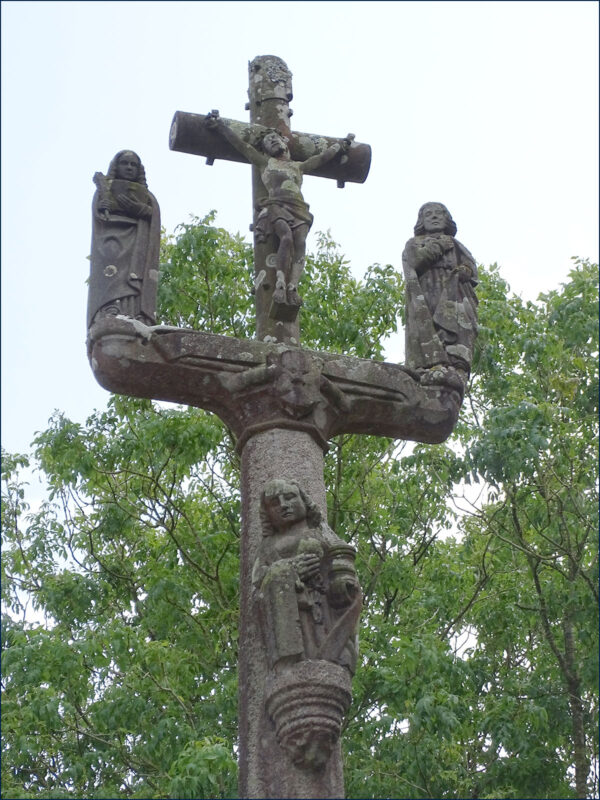 Le calvaire de la chapelle Sainte-Pétronille à Ploudaniel.