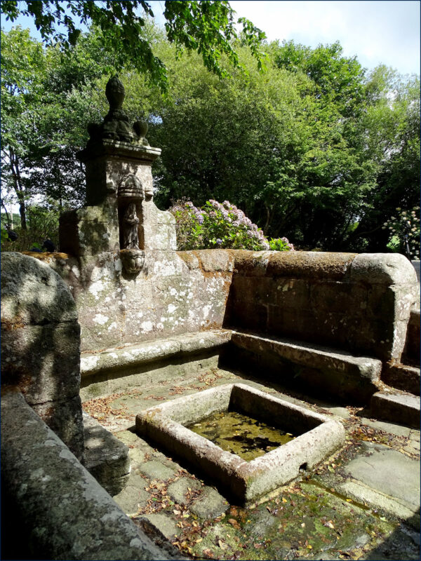 La fontaine de la chapelle Sainte-Pétronille à Ploudaniel.