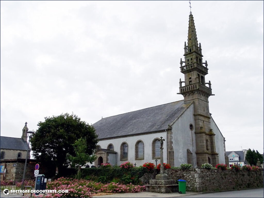 L'église Saint-Pierre de Ploumoguer dans le Finistère.