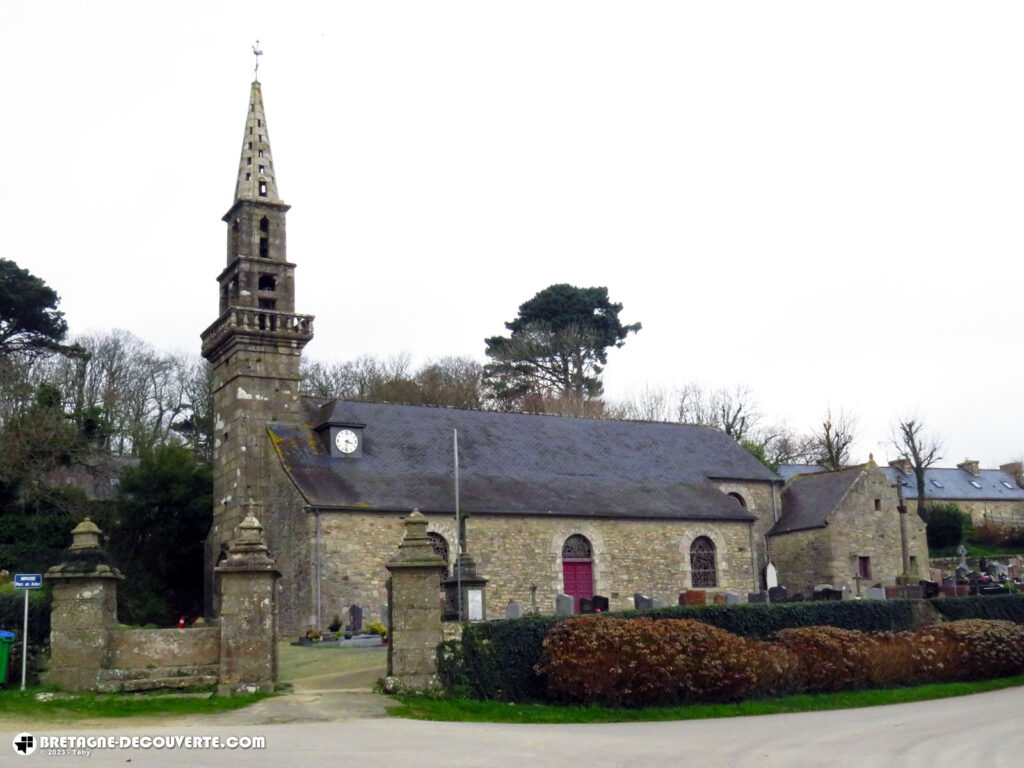 L'église Saint-Pierre de Lamber sur la commune de Ploumoguer.