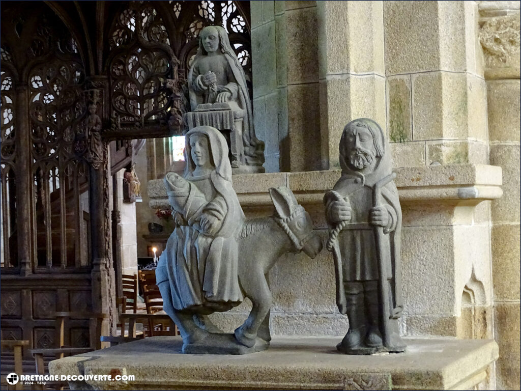 Les statues représentant la fuite en Égypte dans la chapelle de Lambader.