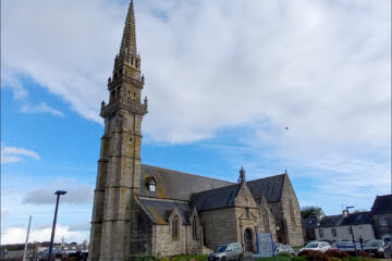 L'église Saint-Pierre de Plouvorn dans le Finistère.