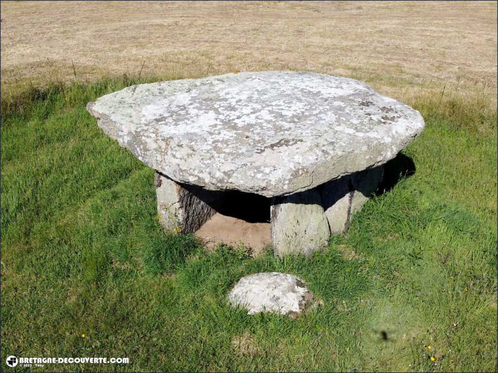 Le dolmen de Kerivoret sur la commune de Porspoder.