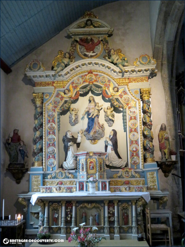 Le retable du Rosaire dans l'église Saint-Budoc.